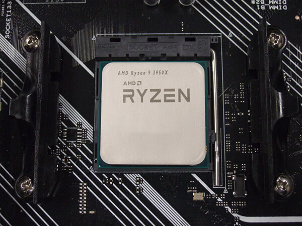 マザーボードのソケットに収まったRyzen 9 3950X。CPU上の刻印で「 Ryzen 9 3950X 」である事が確認できます。