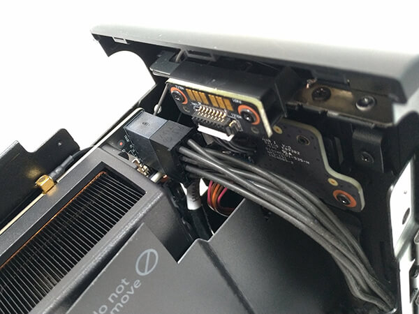 インテルNUC9i9QNXのメインボードに接続されている電源コネクタ