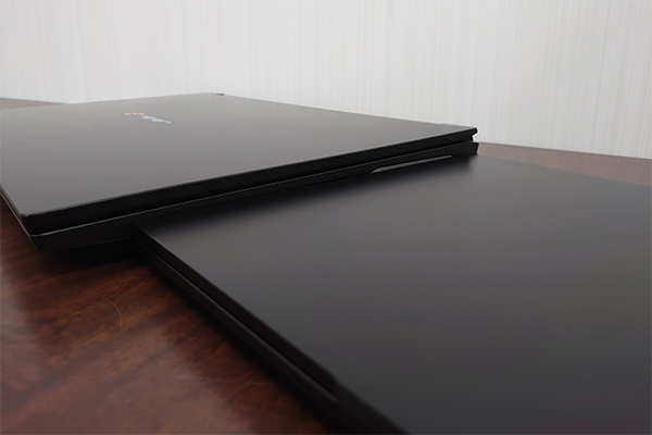 奥：ゲーミングノートPC、手前：本製品