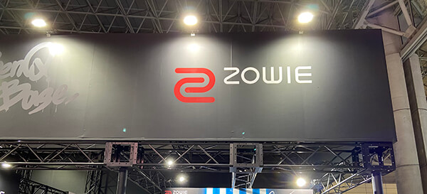 ゲーミングブランドZOWIEを強調したBenQブースの看板"