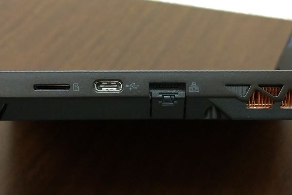 右側面：左からmicro SDカードリーダー、USB 3.1(Type-C)ポート、1000BASE-T LANポート