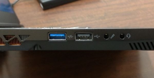 左側面：左からUSB 3.0ポート、USB 2.0ポート、マイク入力、スピーカー出力