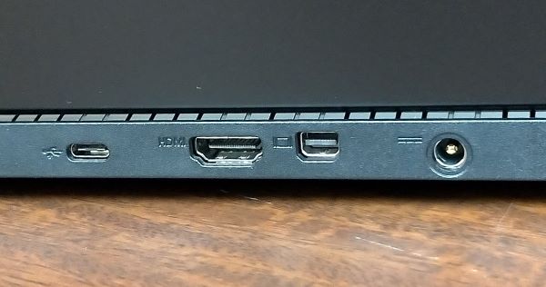 背面：左からUSB 3.1(Type-C)ポート、HDMI、Mini DisplayPort、ACアダプター接続口