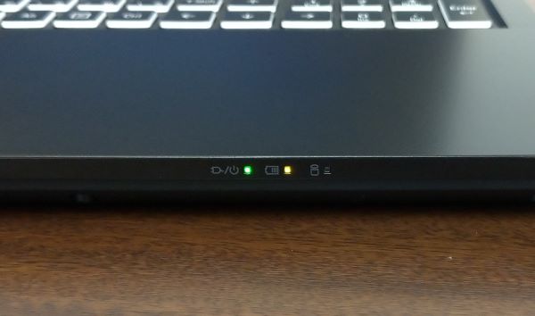 ステータスLED：左から電源LED、バッテリーLED、アクセスLED