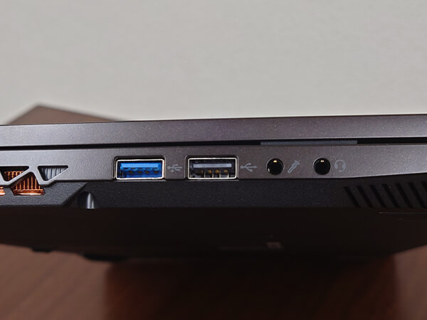 左側面：左からUSB 3.0ポート、USB 2.0ポート、マイク入力、スピーカー出力