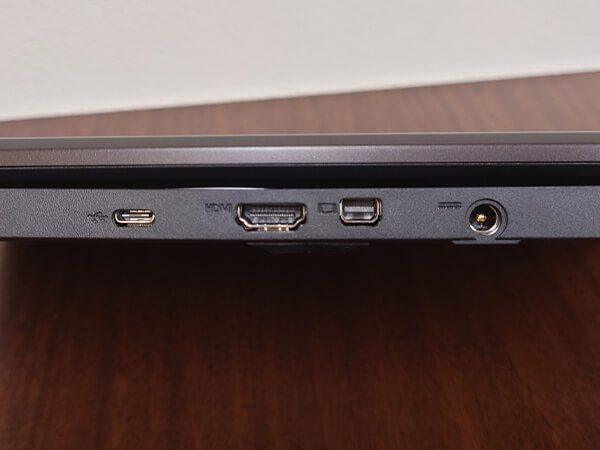 背面：左からUSB 3.1(Type-C)ポート、HDMI、Mini DisplayPort、ACアダプター接続口