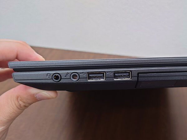 右側面：左からスピーカー出力、マイク入力のオーディオジャックとUSB 2.0が2ポート