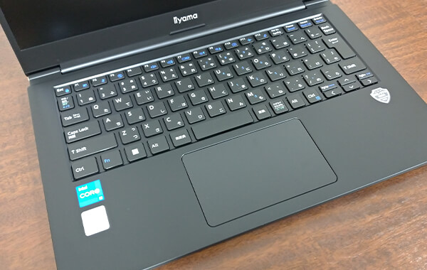 キーボードとタッチパッド