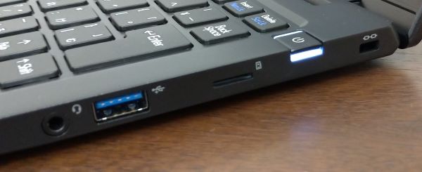 右側面：左からオーディオ、USB 3.0、microSDカードリーダー、電源ボタン、ケンジントンロック