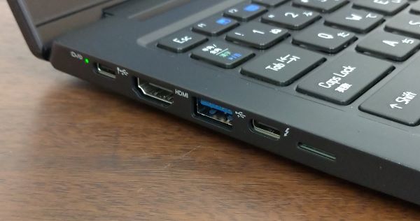 左側面：左からUSB 3.1（Type-C）、HDMI、USB 3.1（Type-A）、Thunderbolt 4（USB-Type-C）、SIMスロット（使用しません）