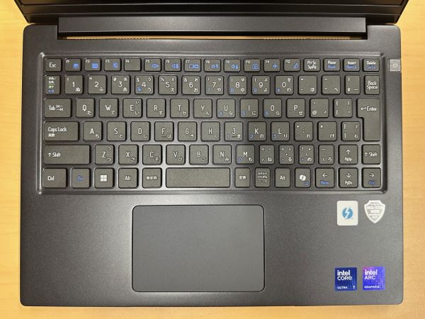 キーボードとタッチパッド