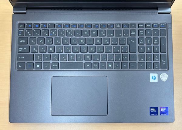 キーボードとタッチパッド