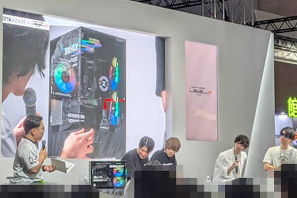 新コラボPCを説明している様子