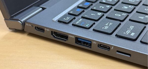 左側面：左からUSB 3.1（Type-C）兼 ACアダプター接続ポート、HDMI、USB 3.1（Type-A）、Thunderbolt 4（Type-C）、SIMスロット（使用しません）