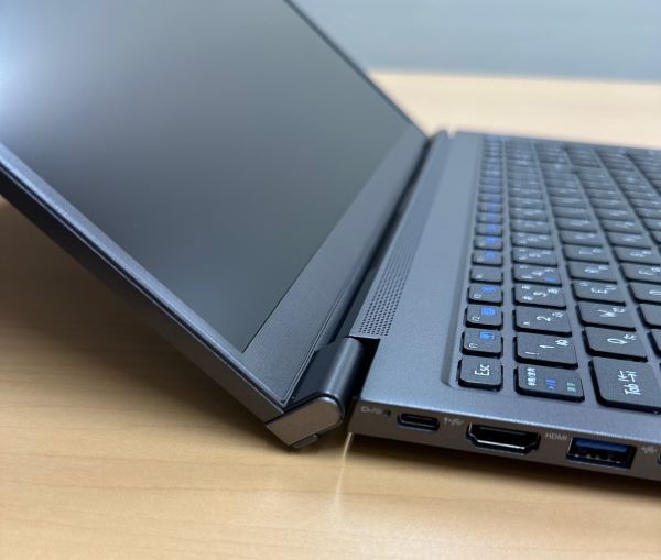 液晶はリフトアップヒンジを採用