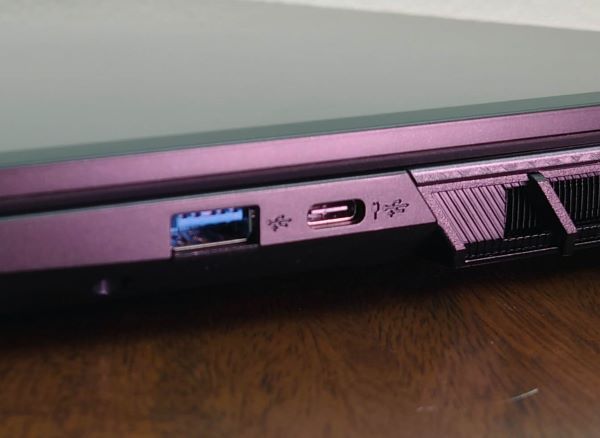 右側面：左からUSB 3.1 Type-A端子、USB 3.1 Type-C端子