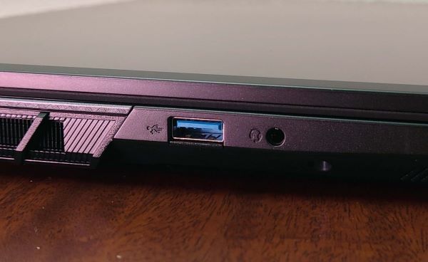 左側面：左からUSB 3.0 Type-A端子、ヘッドフォン/ヘッドセット端子