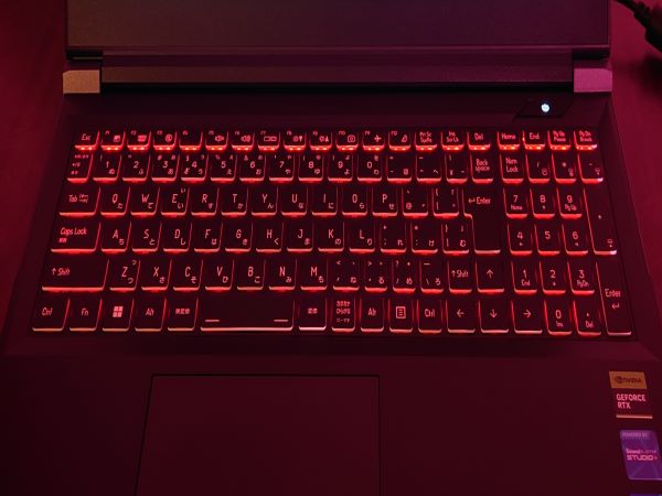 キーボード部分が発光している様子