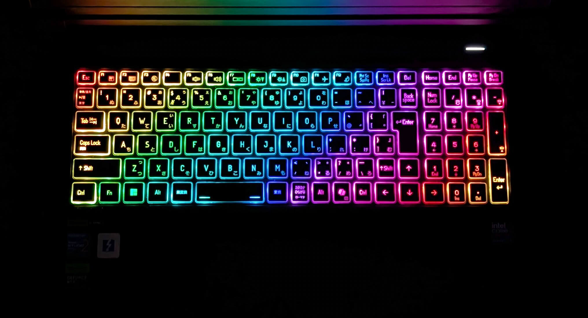 暗所でキーボード部分が発光している様子