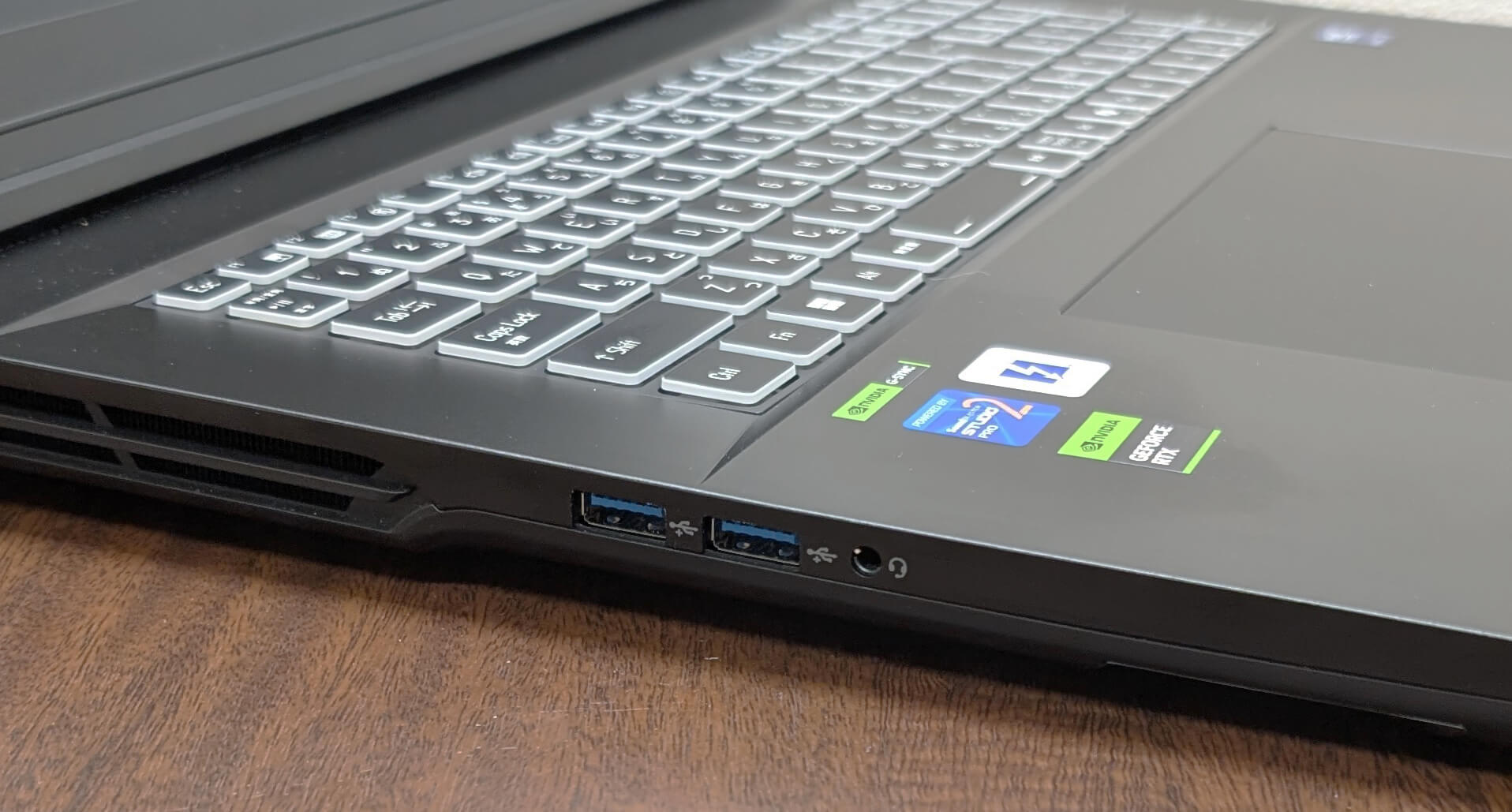左側面：左からUSB 3.1 Type-A×2、ヘッドフォン / スピーカー出力×1