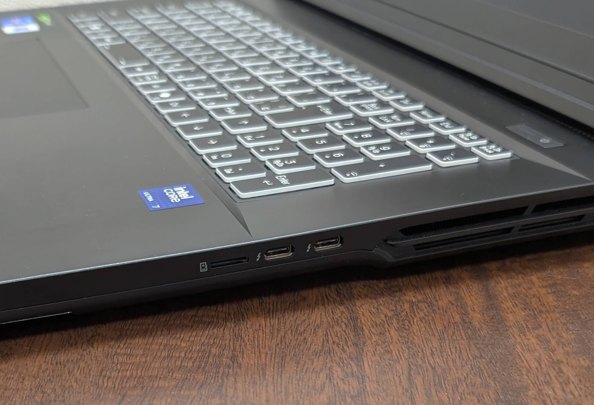 右側面：Thunderbolt 5×2