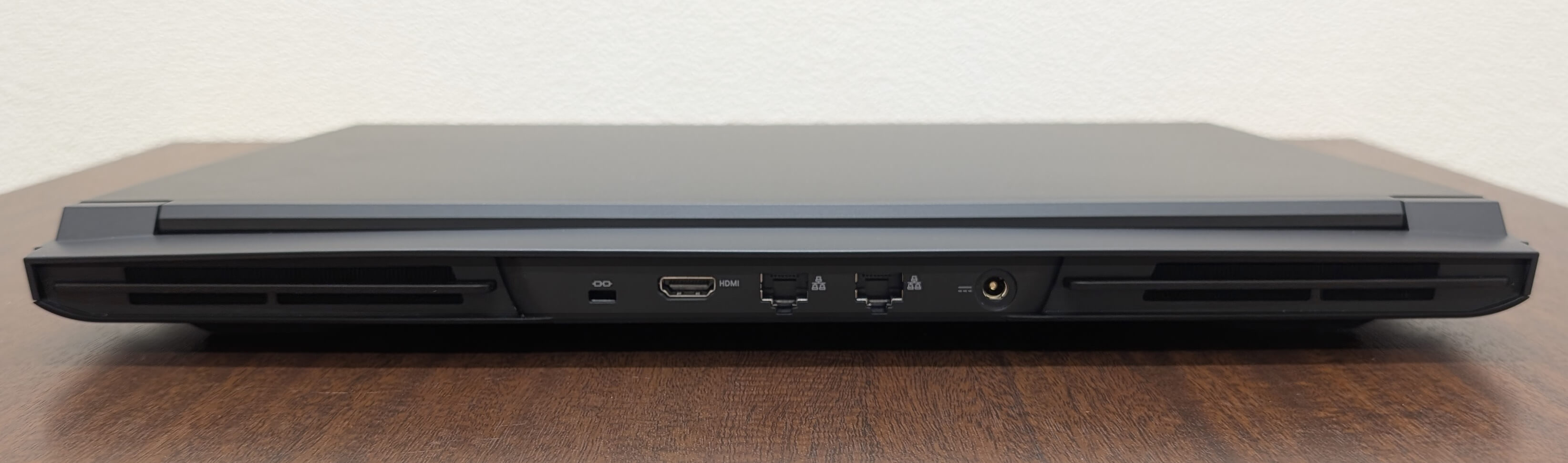 背面：左からHDMI、LAN端子×2、ACアダプター接続口