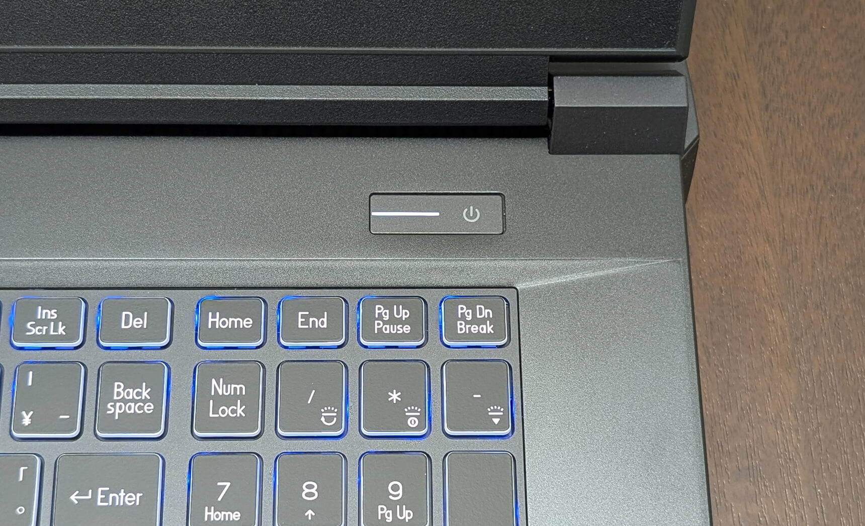 キーボード右上の電源ボタン