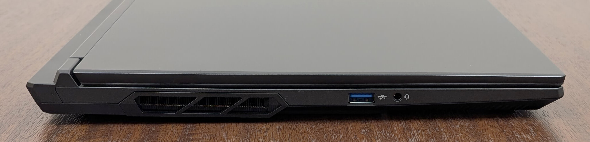 左側面：左からUSB 3.1 Type-A端子、ヘッドフォン/ヘッドセット端子