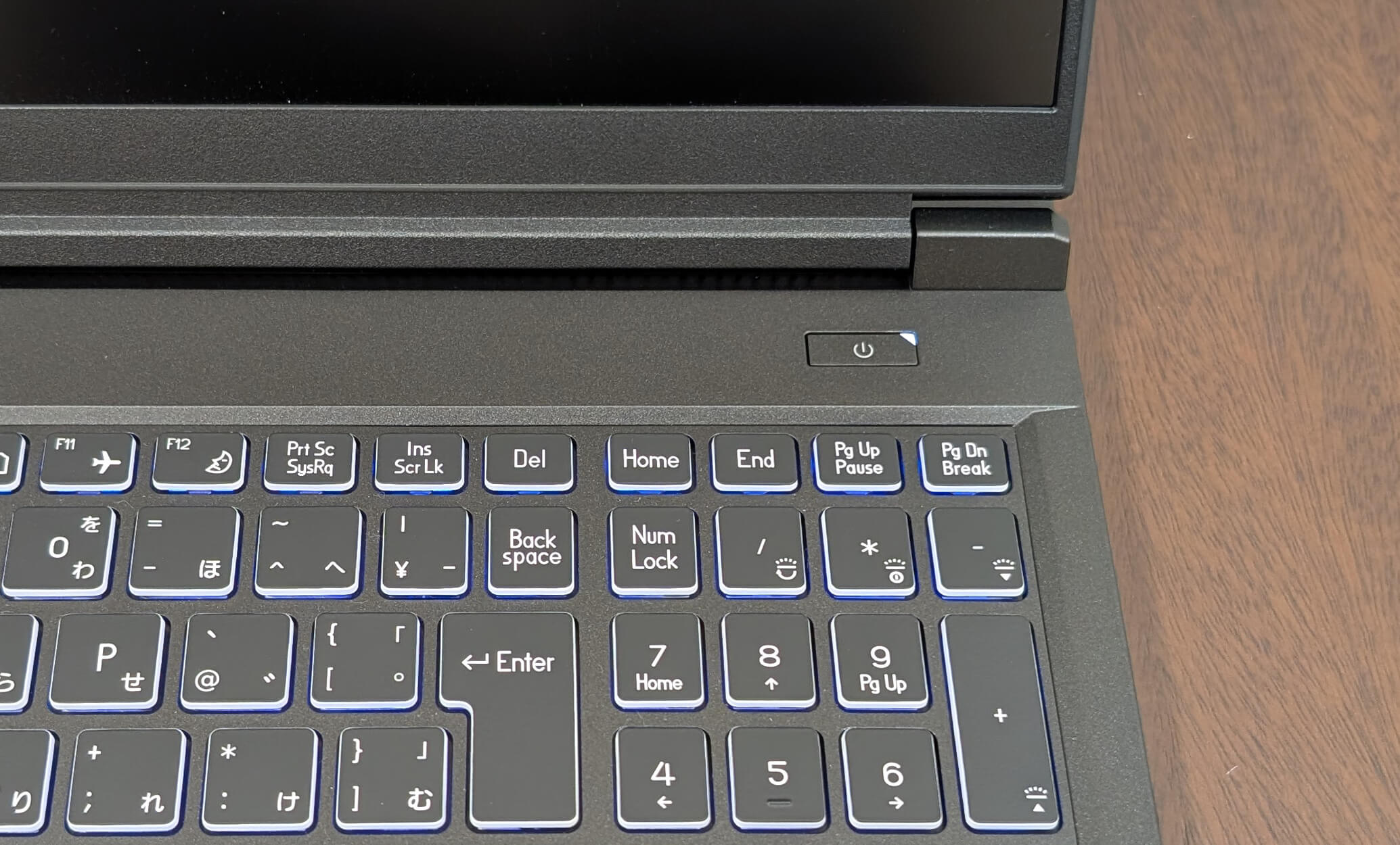 キーボード右上の電源ボタン