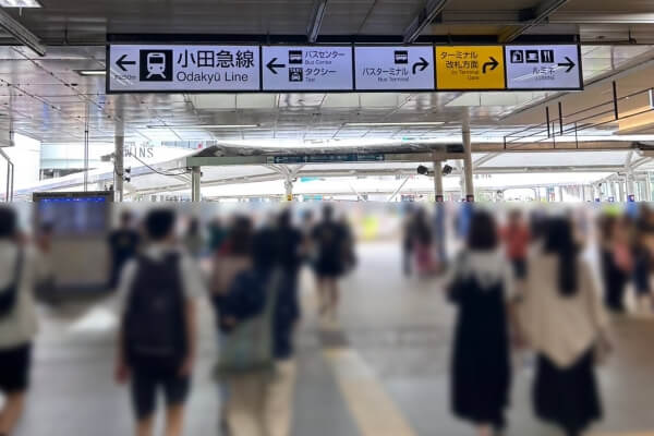 JR町田駅の北口を出て見える小田急線の案内