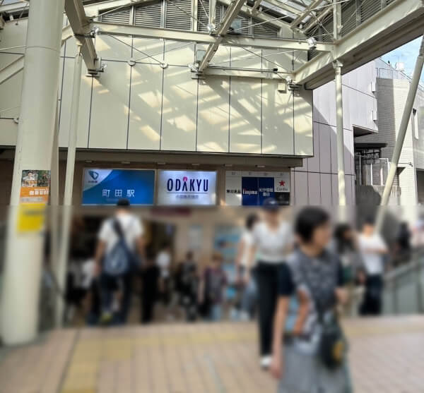 小田急百貨店の入り口を右に曲がる