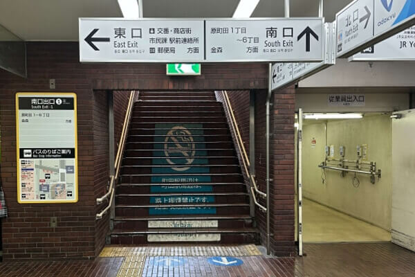 小田急線町田駅　南口への案内表示のある階段