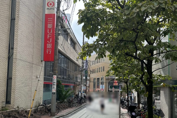 三菱UFJ銀行町田駅前支店を目指して直進方向