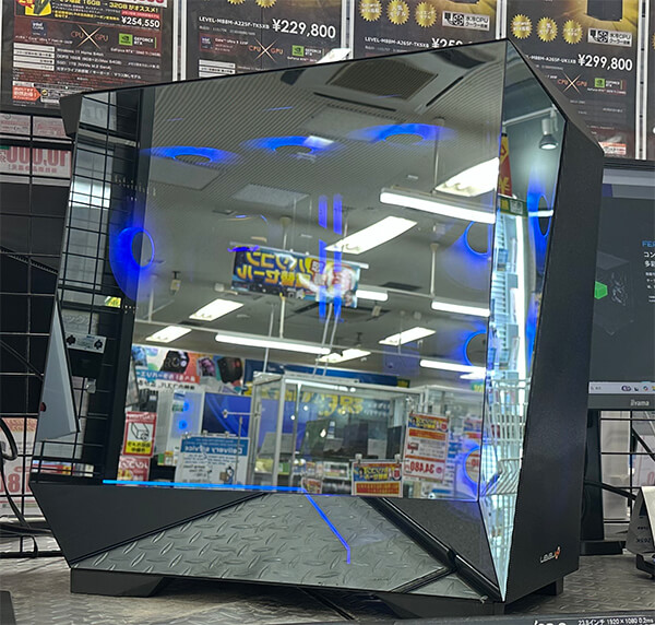 正面左サイドのガラスパネル