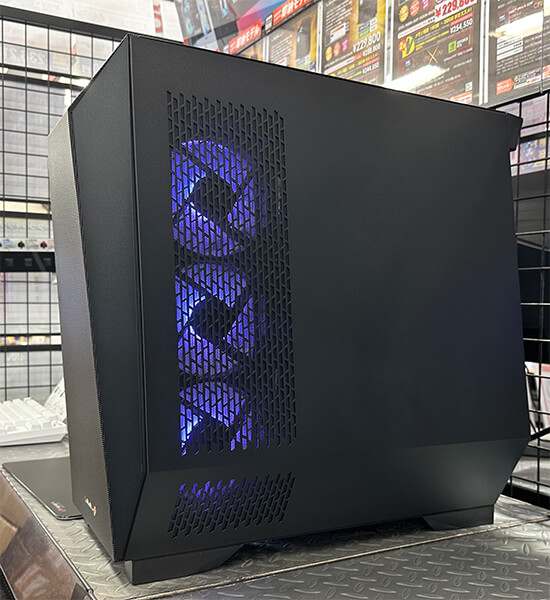 正面右サイドのスチールパネル