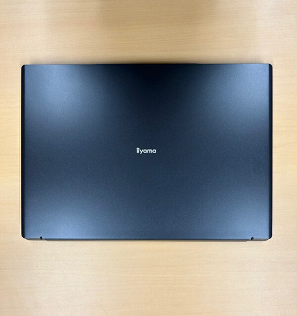 フラットでシンプルな天面