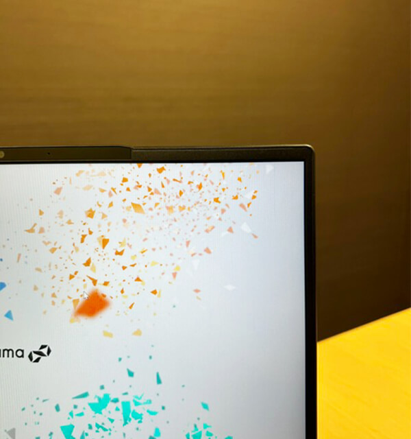 液晶パネルとベゼル部分