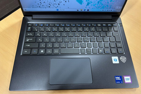 キーボードとタッチパッド