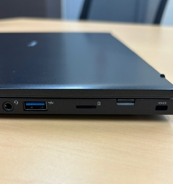 右側面：左からヘッドフォン・マイク、USB 3.0、MicroSDカードリーダー、電源、セキュリティスロット