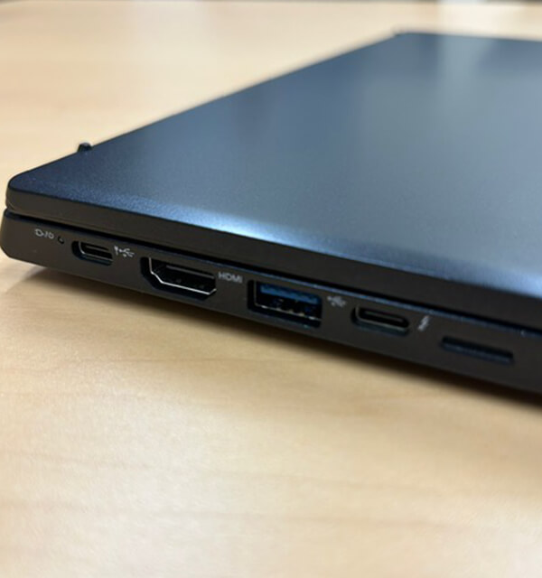 左側面：左からUSB PD対応 USB 3.1（Type-C）、HDMI、USB 3.1、USB PD対応Thunderbolt 4