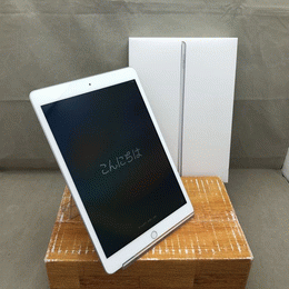 〔中古〕iPad 第8世代 128GB シルバー MYLE2J／A Wi-Fi(中古1ヶ月保証)
