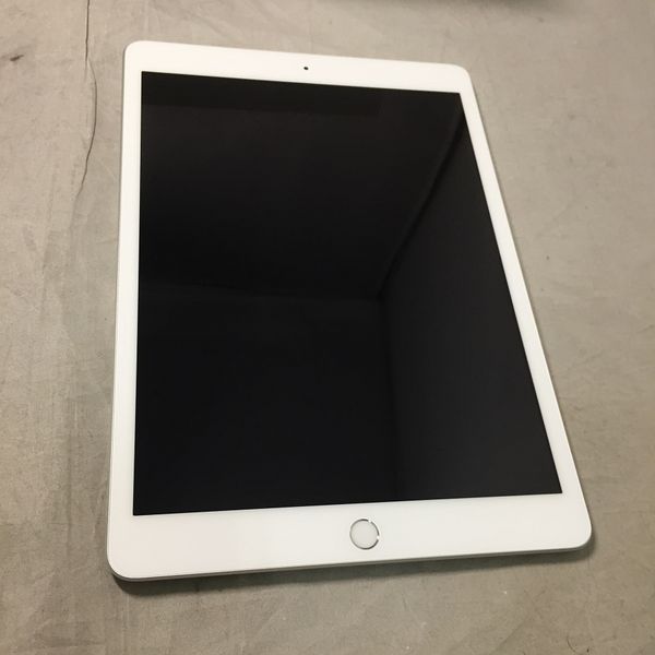 【新品・未使用】iPad 第8世代 Wi-Fi 32GB　シルバー