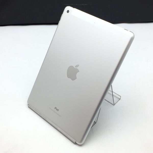 APPLE 〔中古〕iPad 第6世代 32GB シルバー MR6P2J／A docomoロック ...