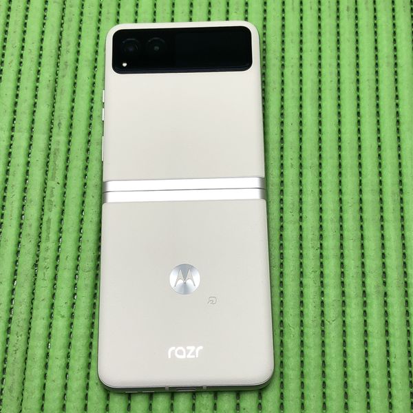 中古超美品　motorola razr 40 バニラクリーム　SIMフリー motorola razr 40 SIMフリー [バニラクリーム] 中古(白ロム)価格