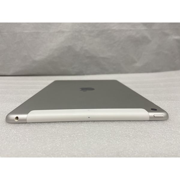 APPLE 〔中古〕iPad 第6世代 32GB シルバー MR6P2J／A docomo（中古1
