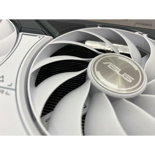 ASUS 〔中古〕DUAL-RTX4060TI-O8G-WHITE（中古1ヶ月保証） | パソコン