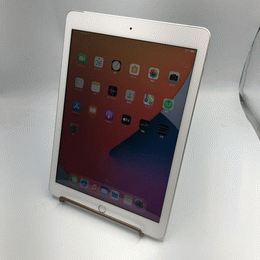 〔中古〕iPad (第6世代) 32GB シルバー MR6P2J/A docomo SIMロック解除品（中古保証3ヶ月間）