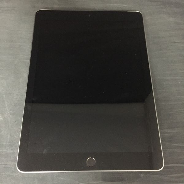 iPad 第6世代　32GB キャリア:ドコモ 極美品】iPad 第6世代 32GB ドコモ SIMフリー 9.7インチ㉜