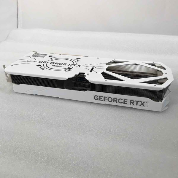 りゅーく GALAKURO GAMING 〔中古〕GK-RTX4070-E12GB/WHITE/TP(中古保証1