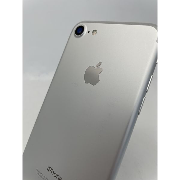 APPLE 〔中古〕iPhone7 32GB シルバー MNCF2J/A docomo対応端末 SIM